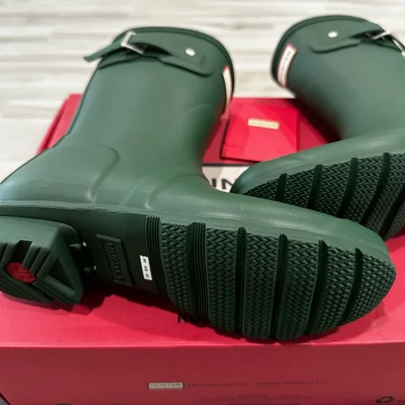 Hunters Women’s Original Short Rain Boots in Dark Green - Picture 4 of 8